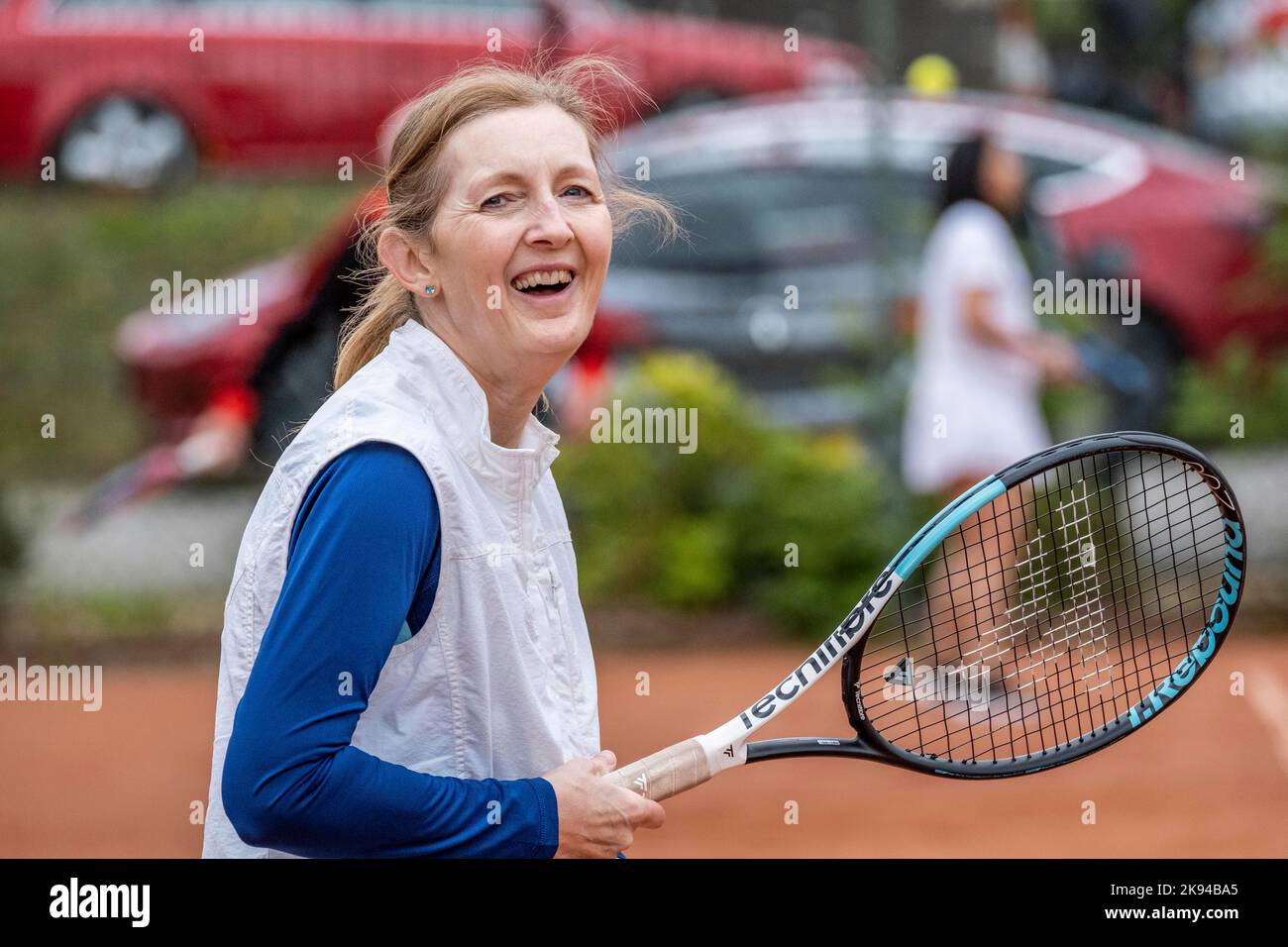 Persone di mezza età e anziane che imparano a giocare a tennis Foto Stock