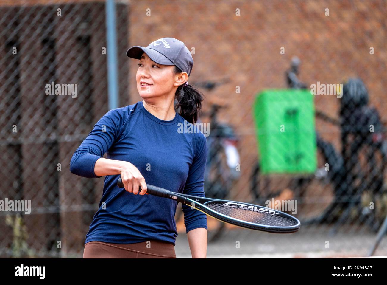Persone di mezza età e anziane che imparano a giocare a tennis Foto Stock