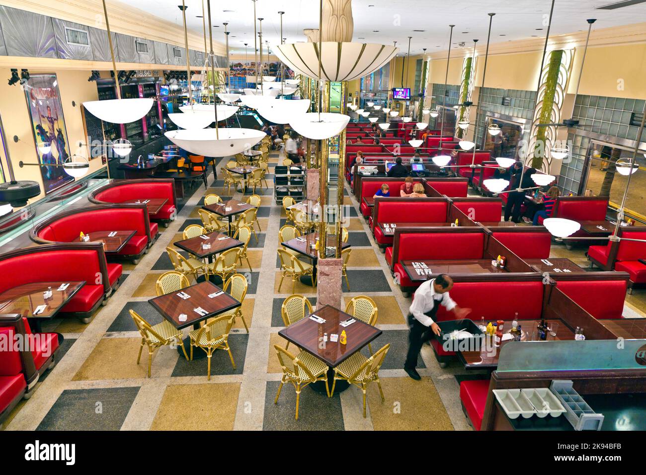 Miami Beach, USA - 2 agosto 2010: La gente mangia all'interno del famoso Jerrys Deli a Miami, Florida. Progettato da Henry Hohauser il luogo è stato costruito nel 1939 in Ar Foto Stock