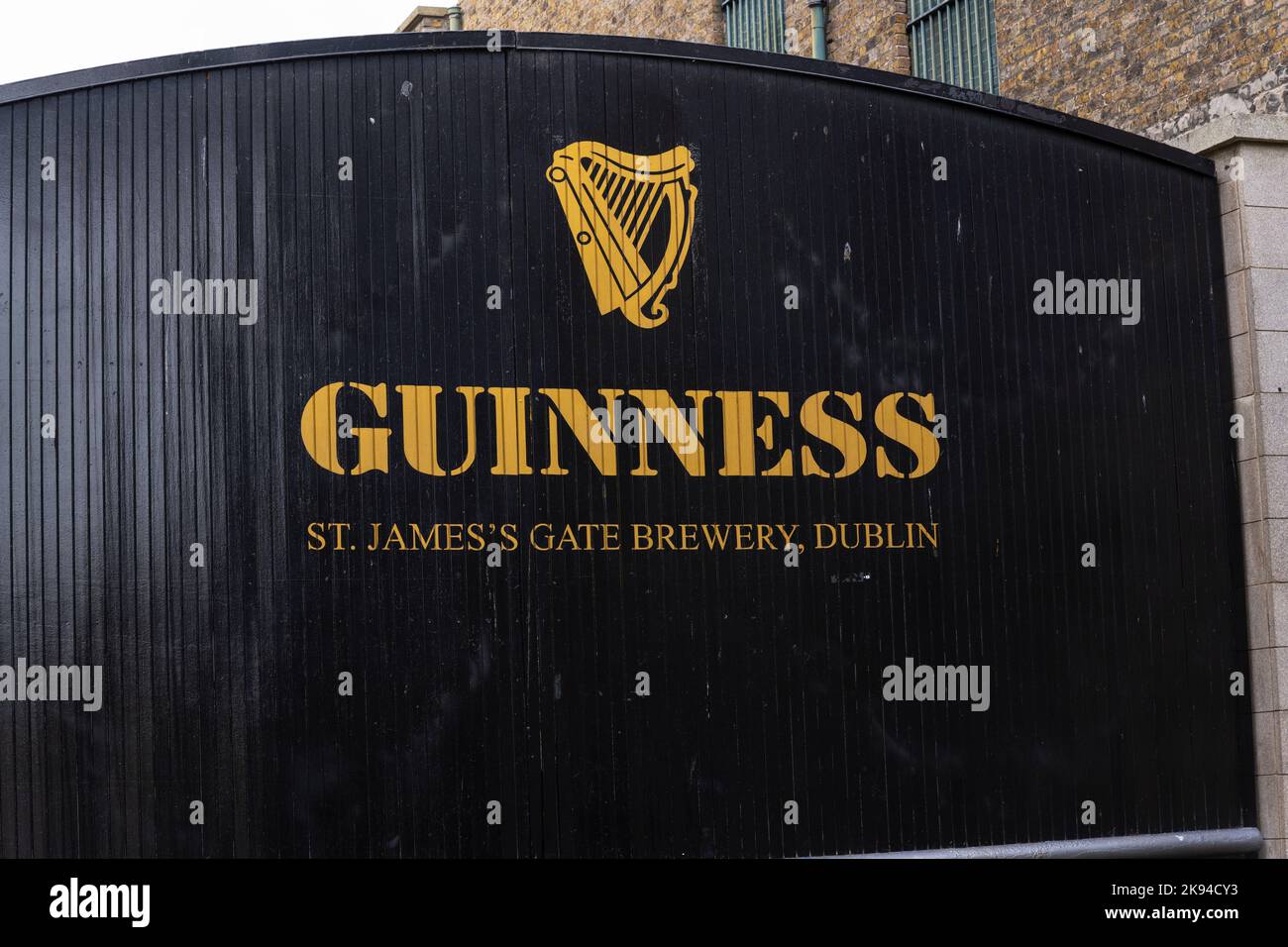 Irlanda Eire Dublino St James's Gate Guinness Storehouse birra stout porter birra birra birra nera costruita nel 1904 iniziato 1759 iconico ingresso St James's Gate alle opere Foto Stock