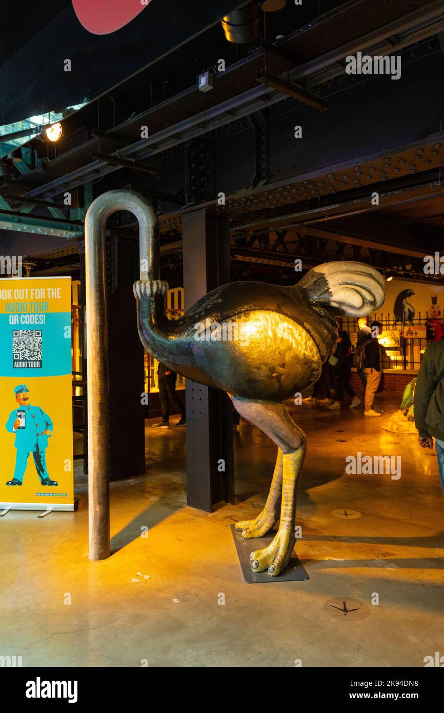 Irlanda Eire Dublino St James's Gate Guinness Storehouse iconico materiale pubblicitario menagerie animali serie struzzo pinta in gola di John Gilro Foto Stock