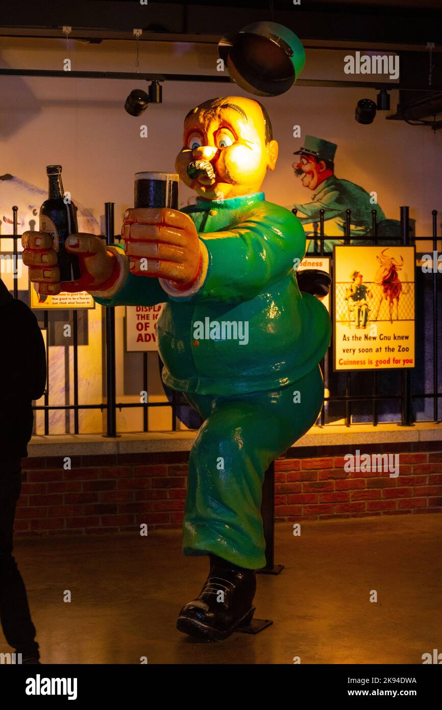 Irlanda Eire Dublino St James's Gate Guinness Storehouse pubblicità menagerie animali serie Zoo Keeper pinta di John Gilroy caricatura Gilroy Foto Stock
