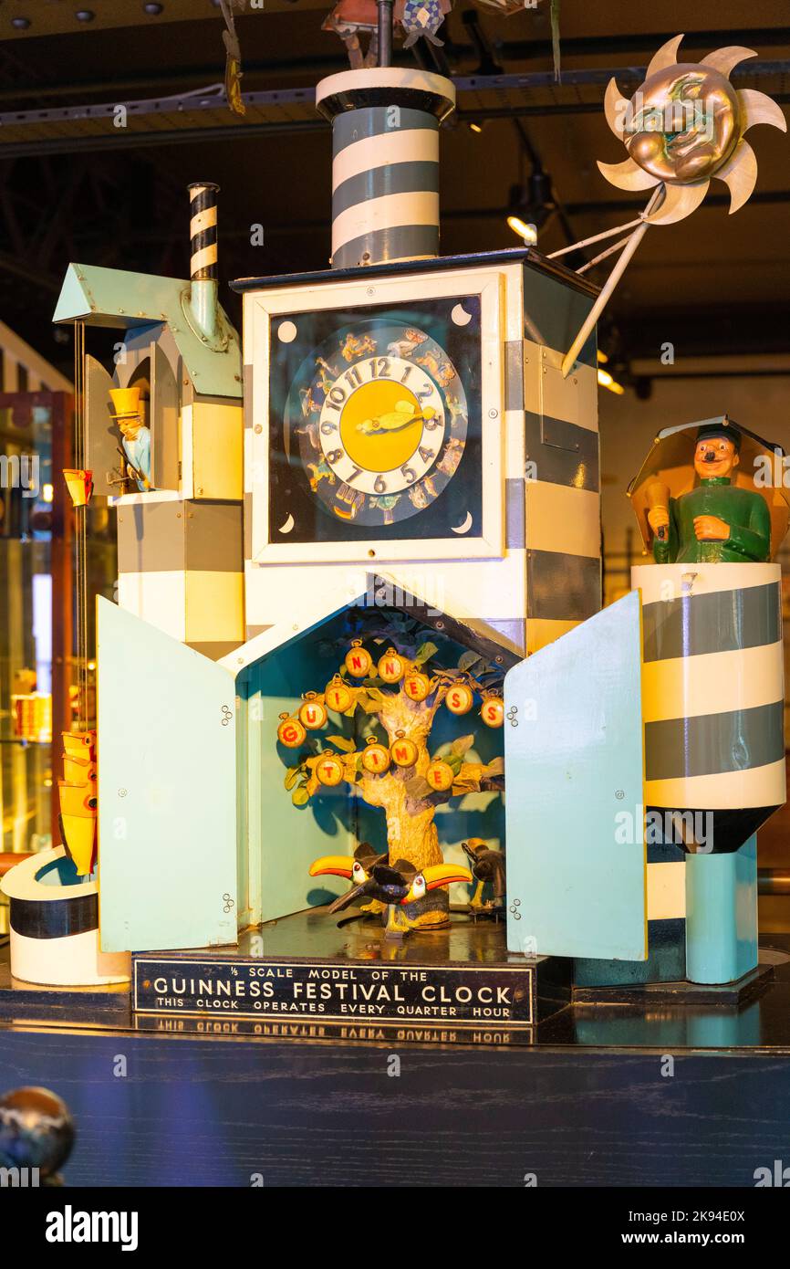 Irlanda Eire Dublino St James's Gate Guinness Storehouse Guinness Festival Clock Brainchild of Martin Pick Advertising Manager design Lewitt Him Foto Stock