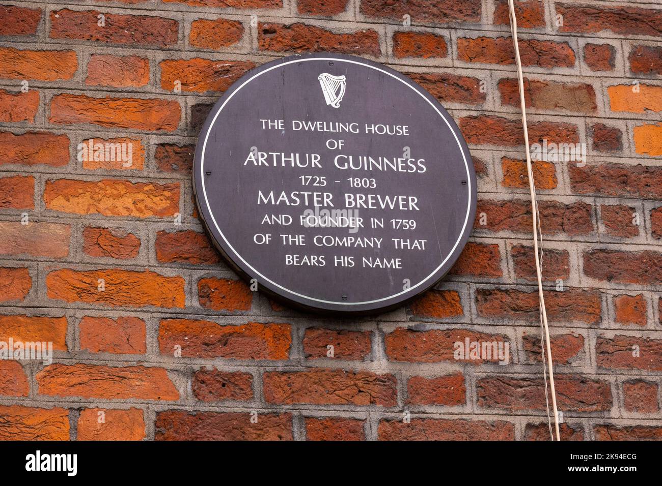 Irlanda Eire Dublino St James's Gate birra stout porter nero ale iniziato 1759 casa targa Arthur Guinness 1725 - 1803 fondatore muro di mattoni Foto Stock