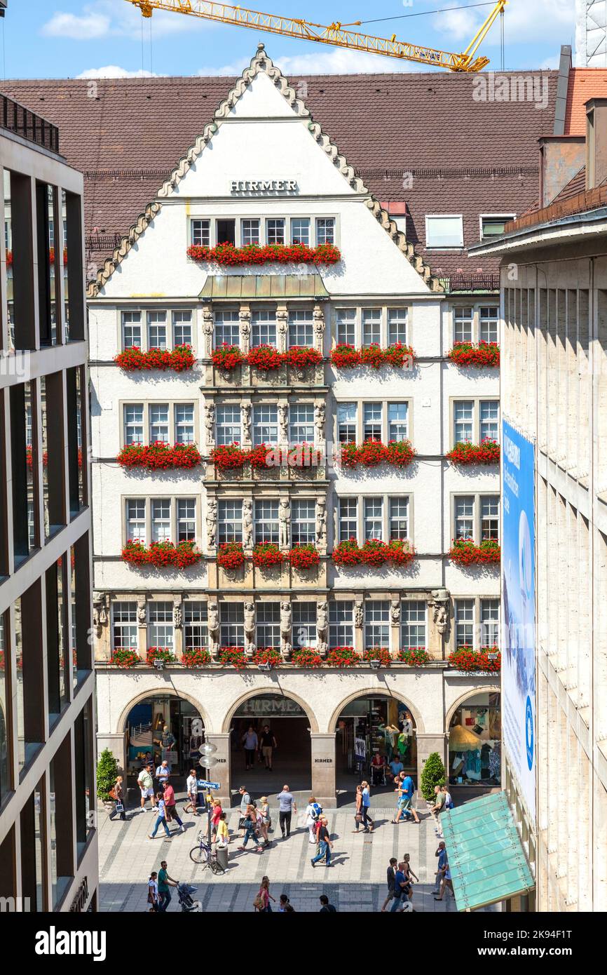 MONACO di Baviera, GERMANIA - 9 LUGLIO: Vista esterna di Hirmer, la più grande casa di moda maschile del mondo, con decorazione il 9,2011 luglio a Monaco di Baviera, Germania Foto Stock