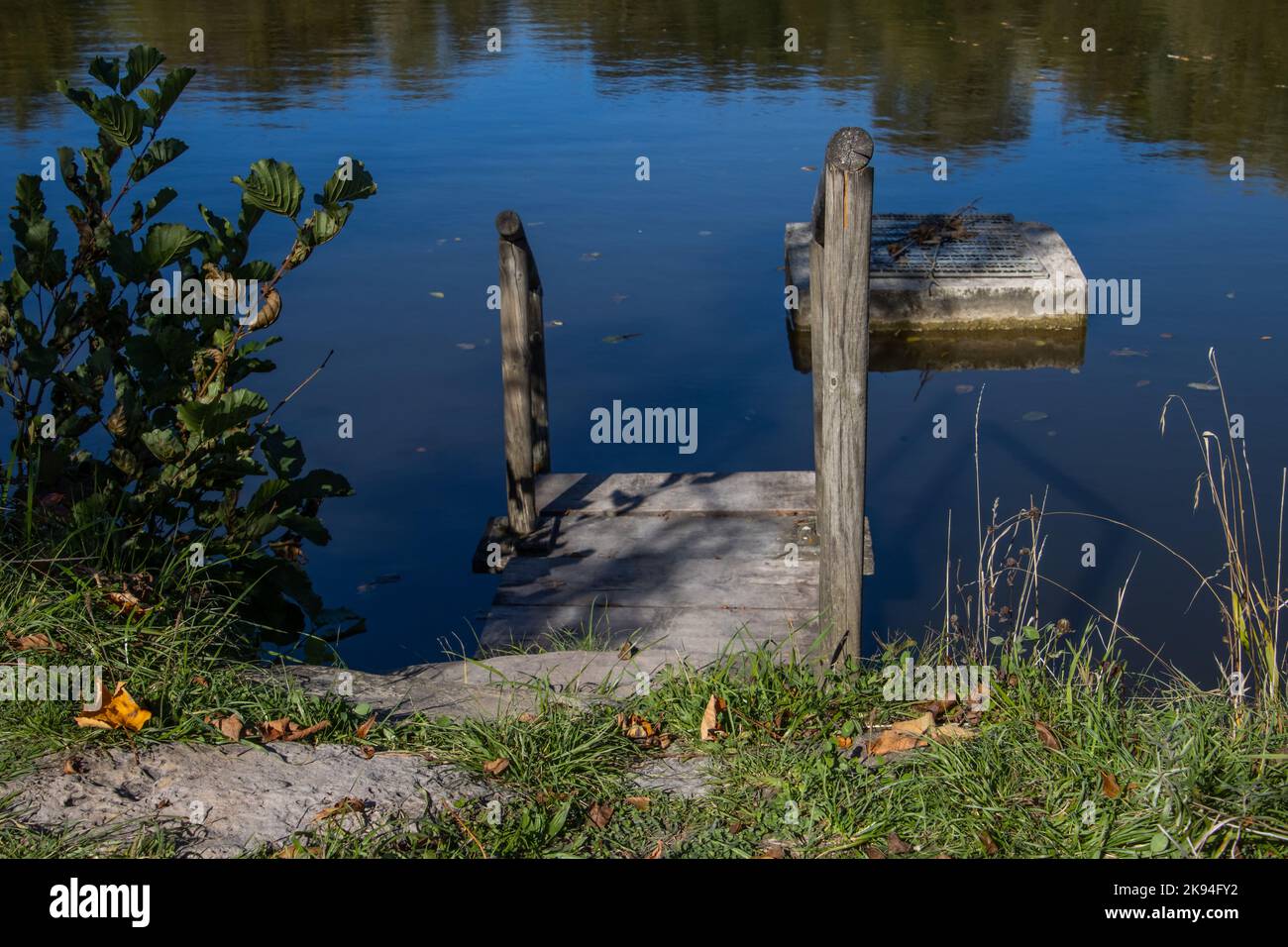 Il molo di legno su un lago Foto Stock