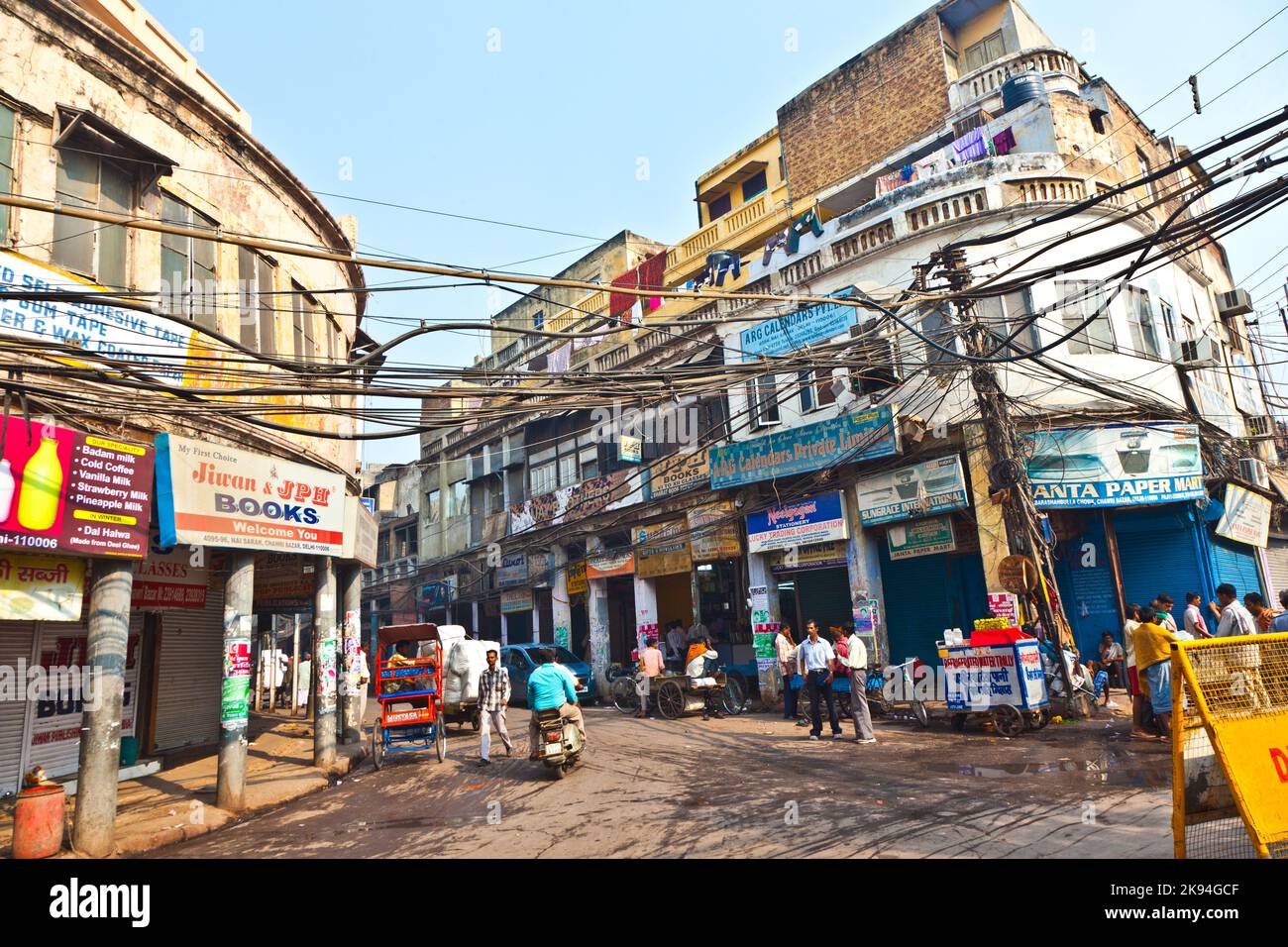 DELHI, INDIA - NOV 9: La gente che vende in Chawri Bazar, il mercato di cibo e verdure il 08,2011 novembre a Delhi, India. Fondata nel 1840, è stata Foto Stock