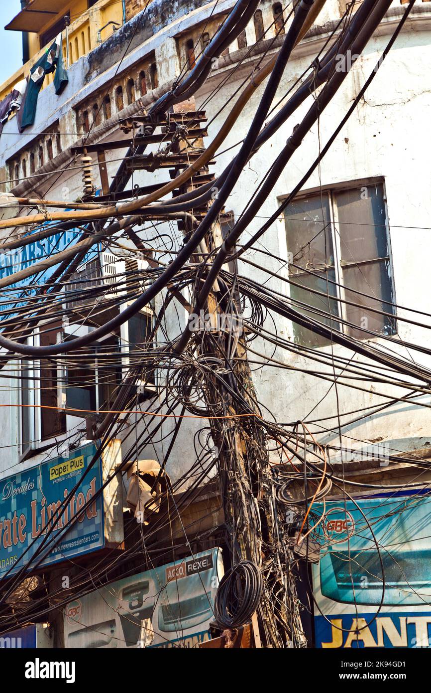 DELHI, INDIA - NOV 9: Torre elettrica con distribuzione a Chawri Bazar, il mercato di cibo e verdure il 08,2011 novembre a Delhi, India. Est Foto Stock