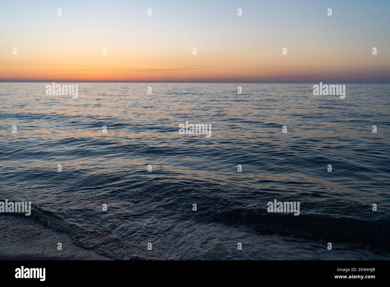 Tramonto cielo che si riflette in acqua, vista aerea dalla spiaggia sabbiosa. Destinazioni di viaggio, concetto di vacanza. Banner vacanza. Meditazione oceano Foto Stock