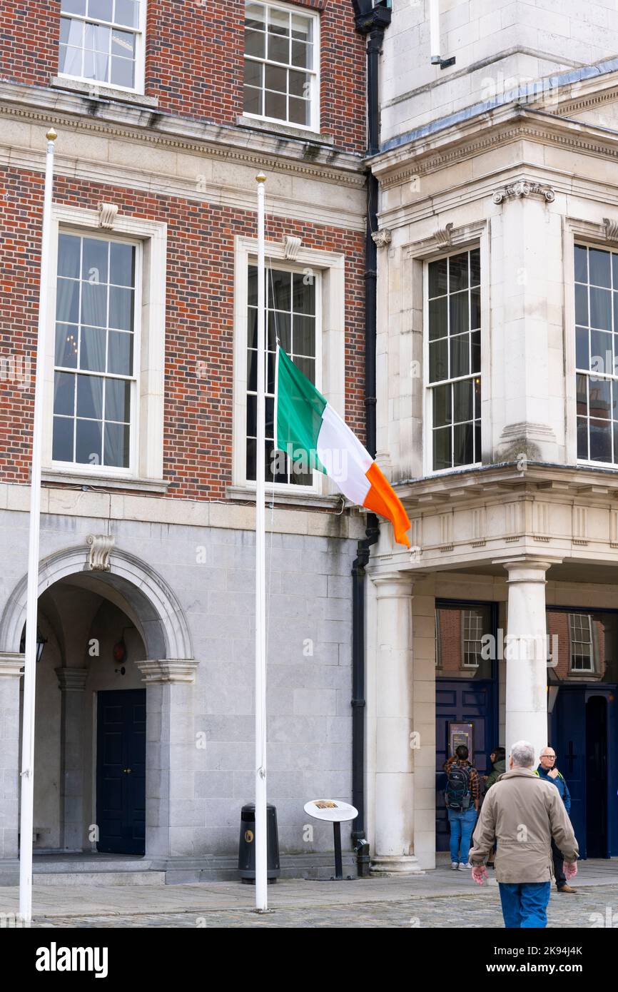 Irlanda Eire Dublin Dame Street Dublin CastleUpper Yard ingresso principale agli Appartamenti di Stato bandiera irlandese Half Mast Service station Explosion Donegal Foto Stock