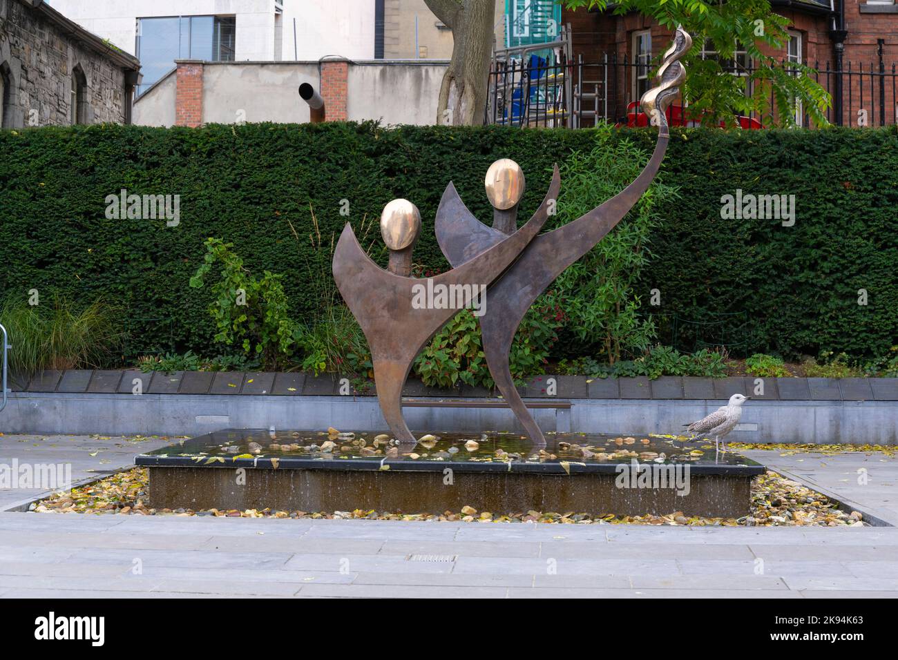 Irlanda Eire Dublino Castello di Dublino i giardini di Dubhlinn scultura logo statua Special Olympics World Games 2003 di John Behan Water caratteristica gabbiano Foto Stock
