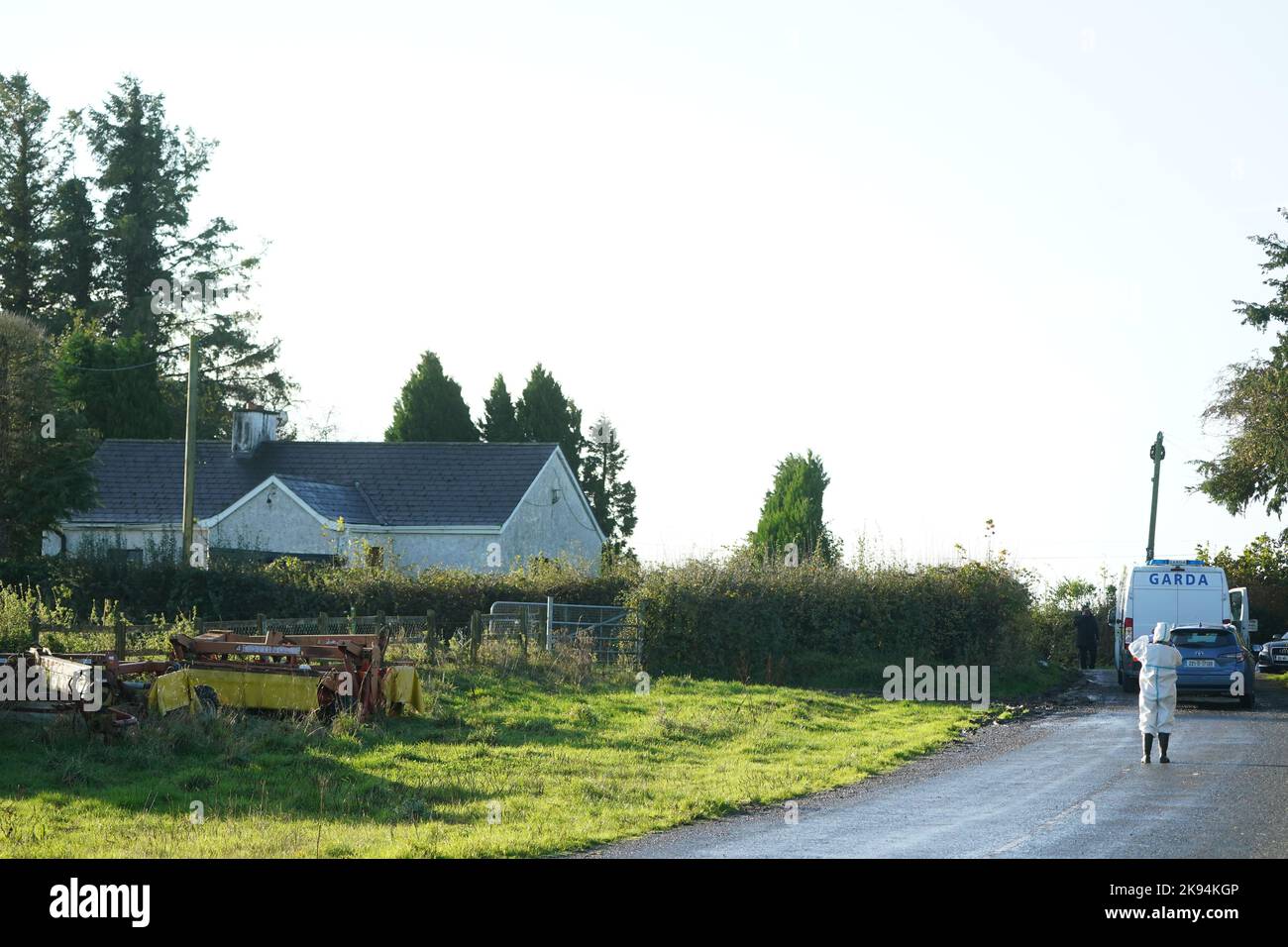 Membri del team forense del Garda sulla scena a Rattin vicino Milltownpass, Co Westmeath dopo che il corpo di un uomo nel suo 60s è stato scoperto in una casa. Data immagine: Mercoledì 26 ottobre 2022. Foto Stock