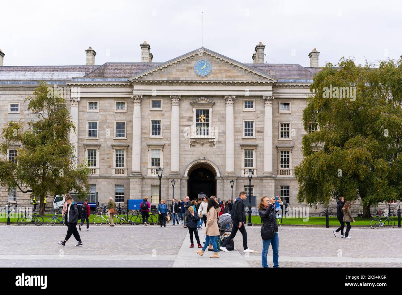 Ireland Eire Dublin Trinity College University Parliament Square Regent House ingresso principale costruito nel 1837 utilizzato per riunioni eventi luogo noleggio privato Foto Stock