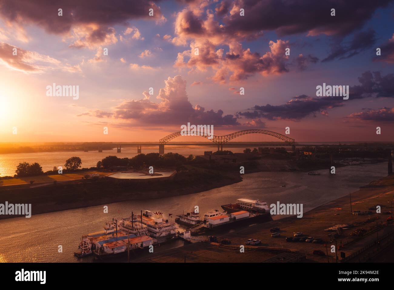 Una vista dall'alto del Memphis Bridge che collega il Tennessee e l'Arkansas al tramonto sul fiume Mississippi Foto Stock