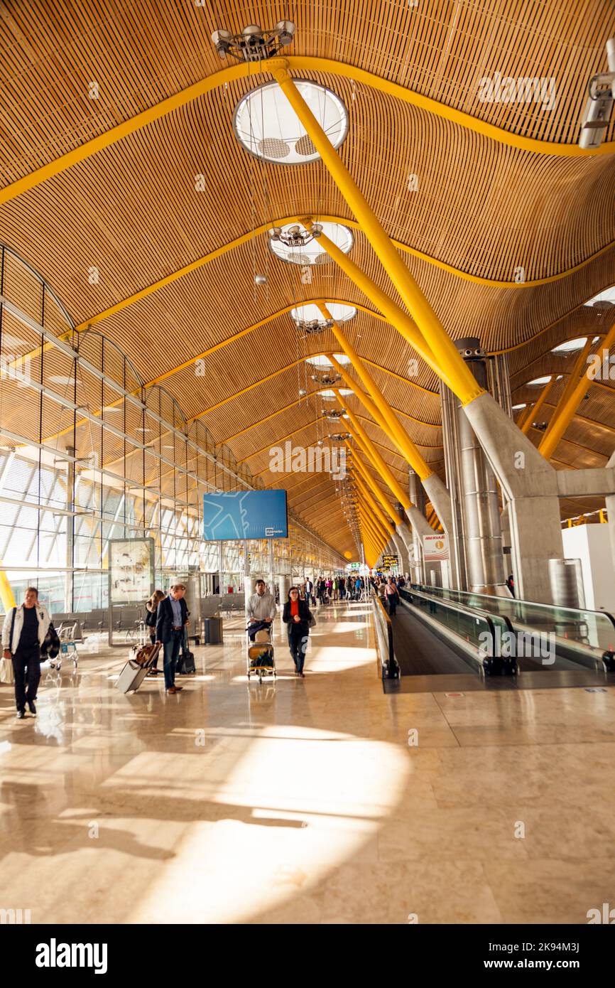 MADRID, SPAGNA - APRILE 1: Passeggeri al Terminal 4 dell'Aeroporto di Barajay il 1,2012 Aprile a Madrid, Spagna. Nel 2010, oltre 49,8 milioni di passeggeri hanno utilizzato Ba Foto Stock