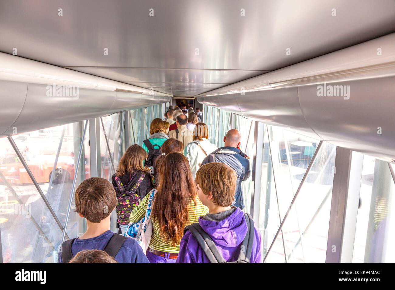 MADRID, SPAGNA - 1 APRILE: Passeggeri che salite a bordo dell'aereo al Terminal 4 dell'aeroporto Barajay il 1,2012 aprile a Madrid, Spagna. Nel 2010, oltre 49,8 milioni p Foto Stock