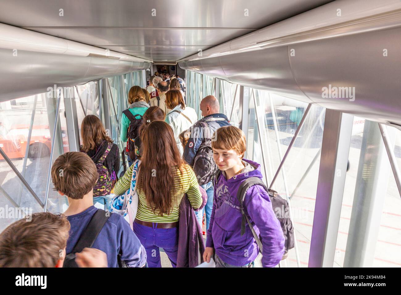 MADRID, SPAGNA - 1 APRILE: Passeggeri che salite a bordo dell'aereo al Terminal 4 dell'aeroporto Barajay il 1,2012 aprile a Madrid, Spagna. Nel 2010, oltre 49,8 milioni p Foto Stock