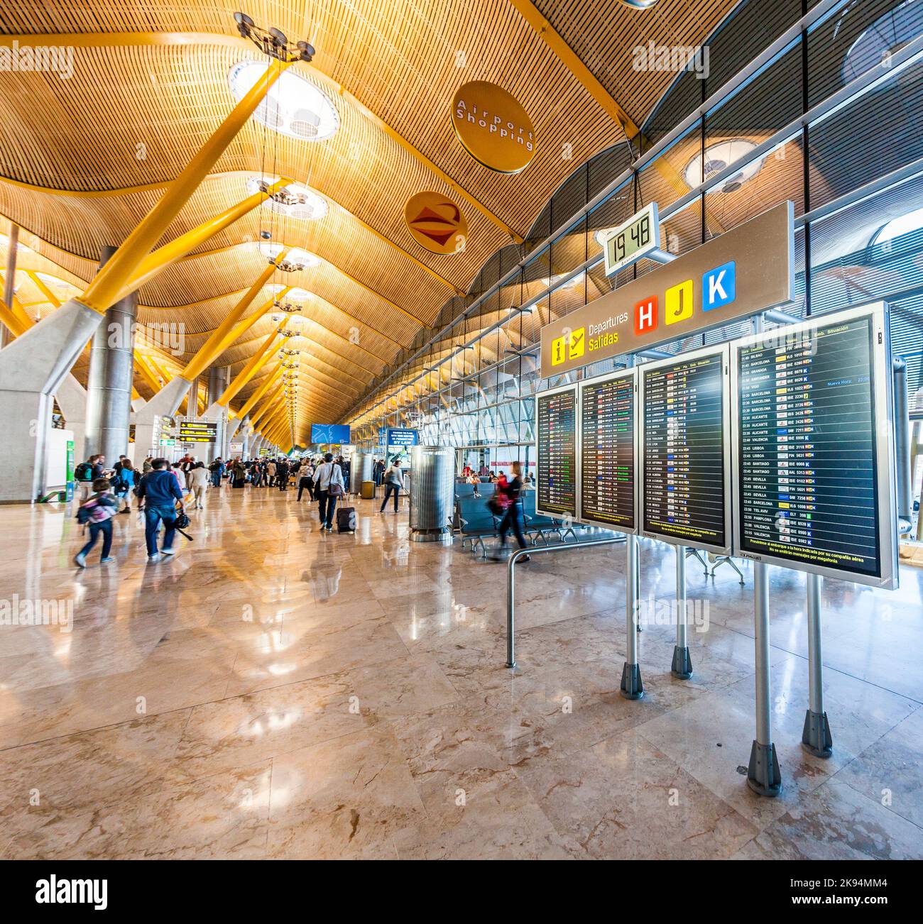 MADRID - 1 APRILE: I passeggeri passeranno al nuovo terminal T4 dell'aeroporto di Barajas il 1,2012 aprile a Madrid. Questa aggiunta, aperta nel 2006, fa di Madrid il 2 Foto Stock
