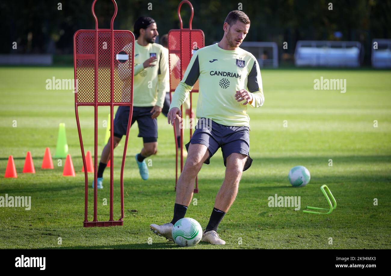 Bruxelles, Belgio. 26 ottobre 2022, Jan Vertonghen di Anderlecht ha mostrato in azione durante un allenamento della squadra di calcio belga RSC Anderlecht, mercoledì 26 ottobre 2022 a Bruxelles, Belgio. Domani il RSCA giocherà il club rumeno FCSB nel quinto giorno del concorso UEFA Conference League, nel gruppo B. BELGA PHOTO VIRGINIE LEFOUR Foto Stock