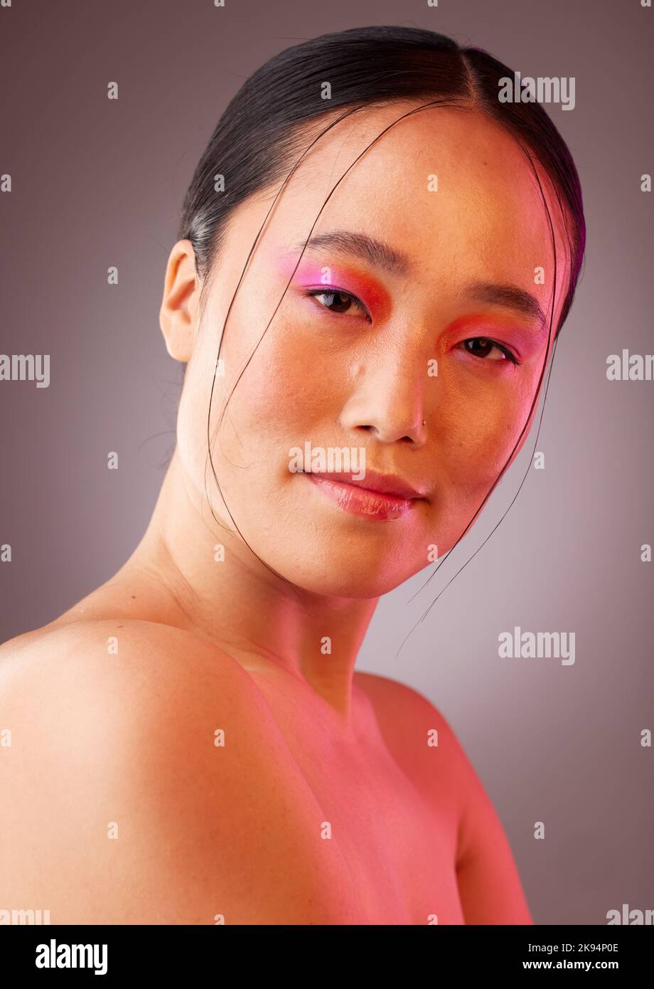 Trucco futuristico, bellezza asiatica e donna in studio ritratto con luce al neon per la pubblicità prodotti cosmetici. Foto della ragazza giapponese o coreana Foto Stock