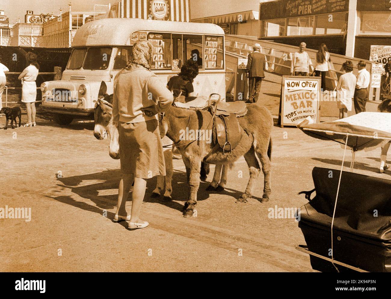 Vintage New Brighton 1968, Wallasey, Merseyside. L'asino corre lungo il lungomare, immagine di Sepia Foto Stock