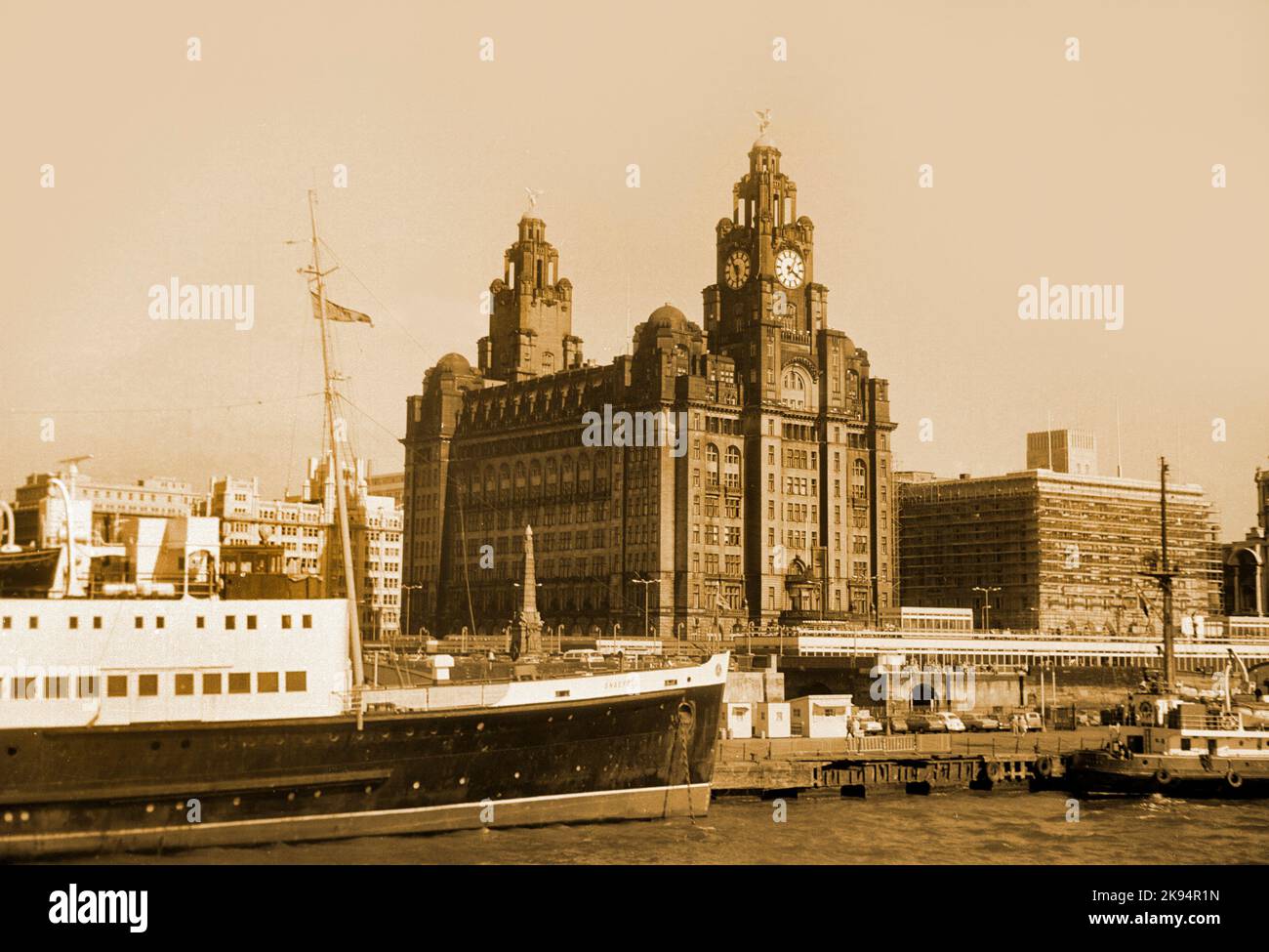 Vintage Liverpool Waterfront c.1968, la testa del molo, i Royal Liver Buildings (prima di effettuare le pulizie successive). Il traghetto per l'isola di Man è attraccato. Foto Stock