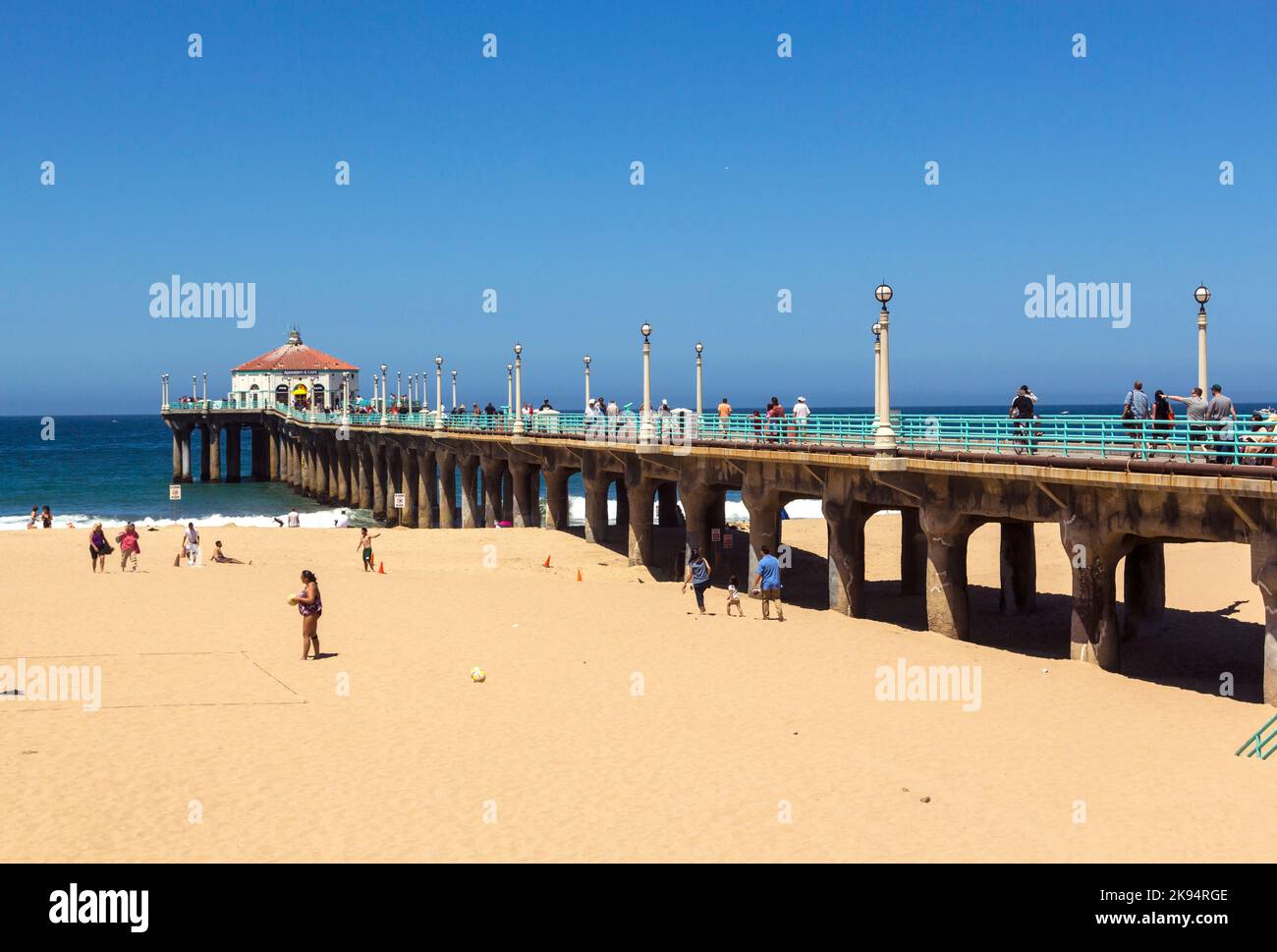 MANHATTAN BEACH, USA - Giugno 24: La gente gode la spiaggia al molo il 24 Giugno a Manhattan Beach, USA. Il famoso molo con la casa ottagonale era c Foto Stock