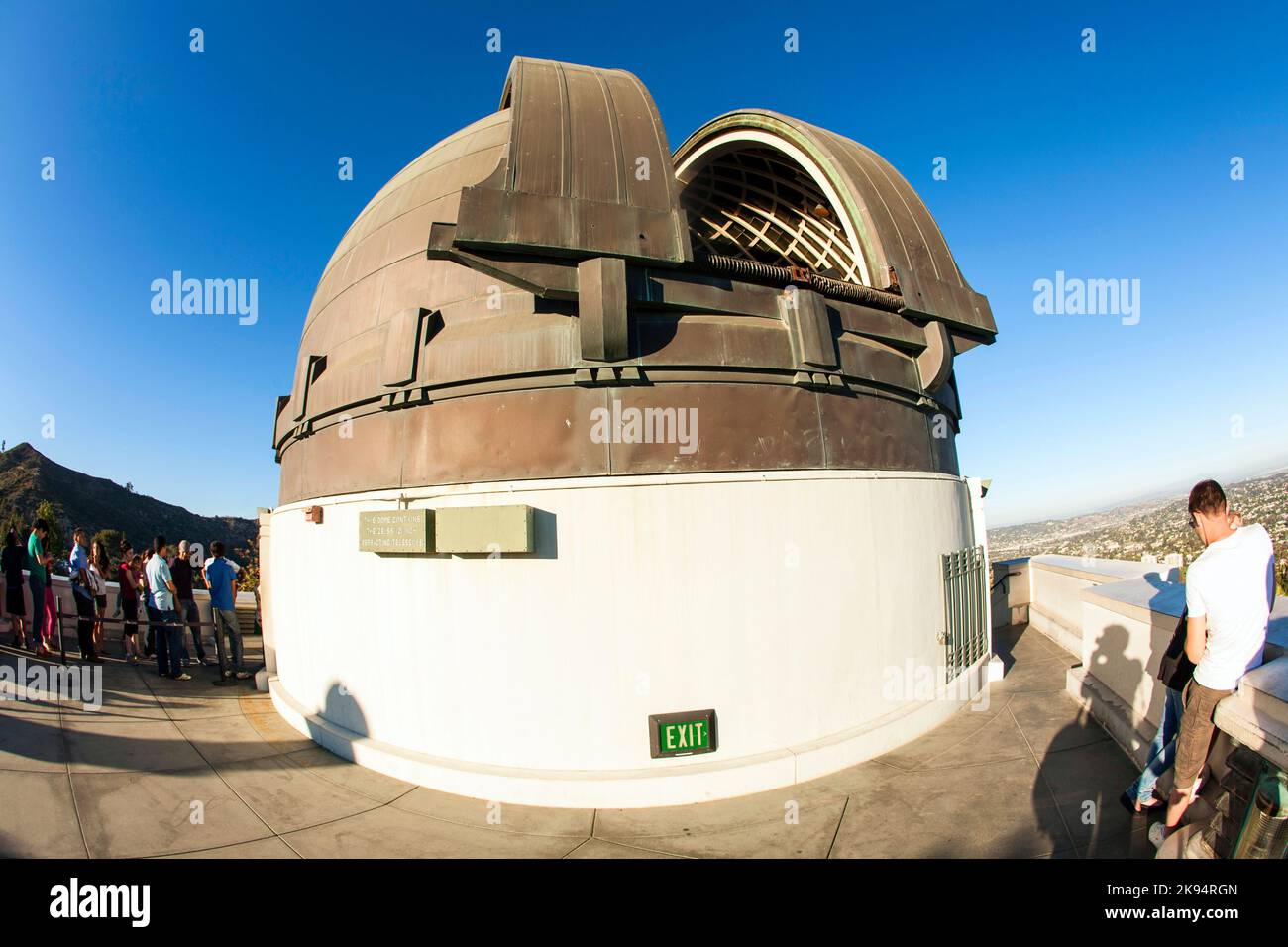 LOS ANGELES, USA - 24 GIUGNO: Il famoso osservatorio Griffith è aperto a guardare la costellazione della luna il 24 giugno 2012 a Los Angeles, USA. La gente guarda t Foto Stock