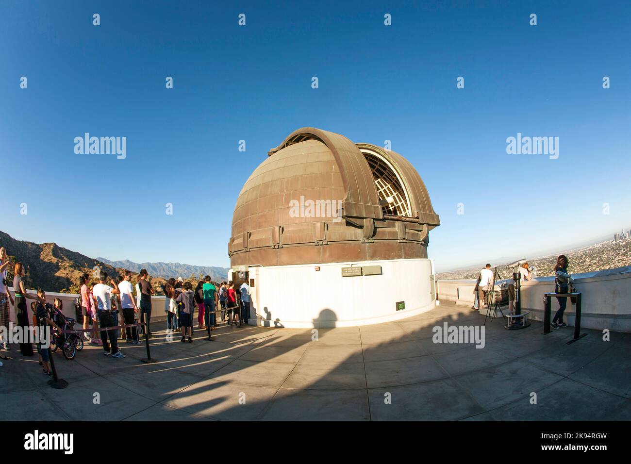 LOS ANGELES, USA - 24 GIUGNO: Il famoso osservatorio Griffith è aperto a guardare la costellazione della luna il 24 giugno 2012 a Los Angeles, USA. La gente guarda t Foto Stock