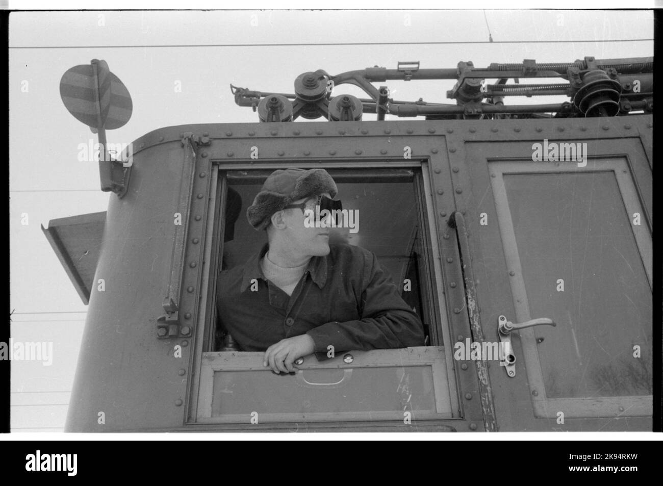 L'autista locale guarda fuori dalla cabina a Elllok SJ D 432. Foto Stock