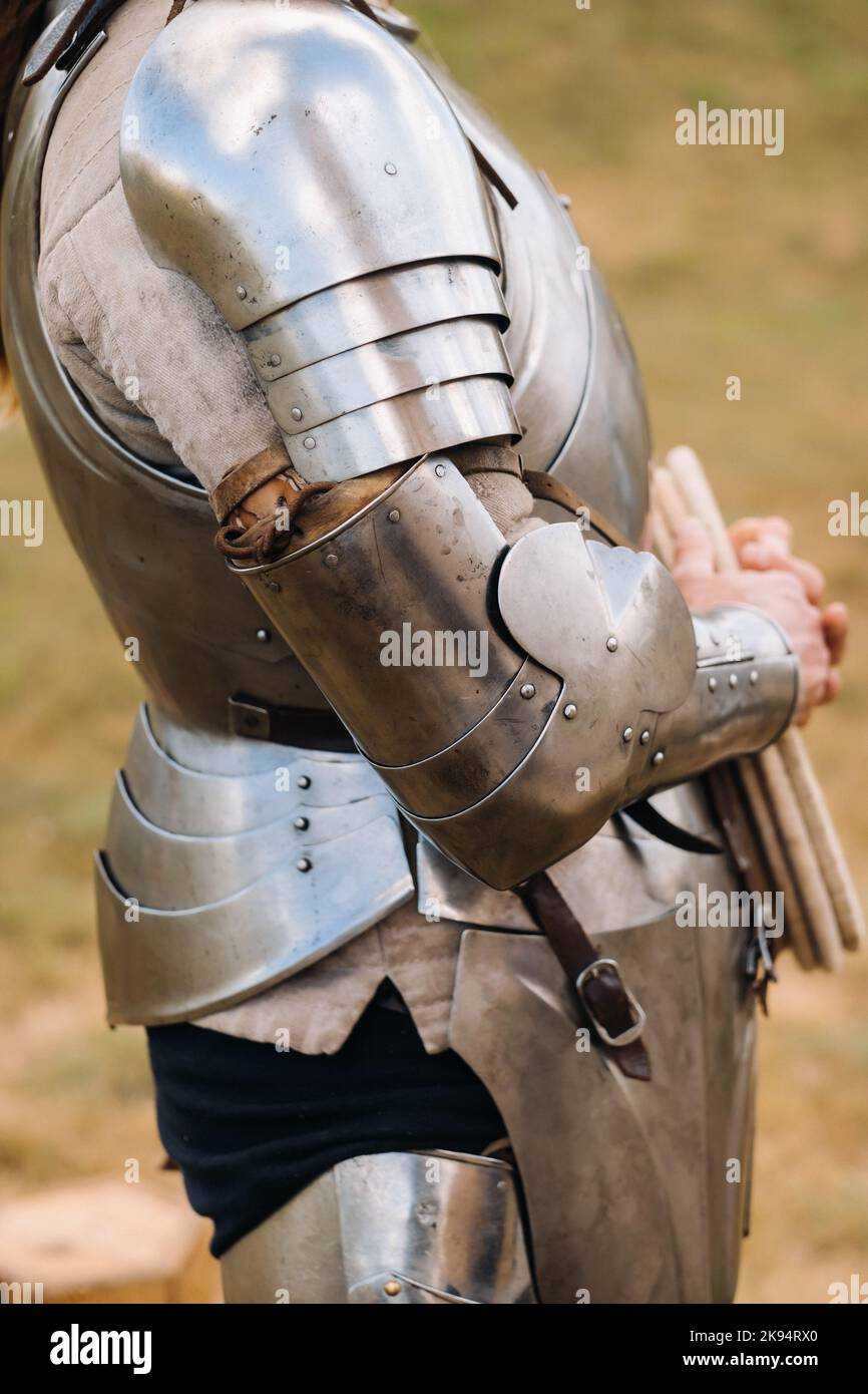 Primo piano di un cavaliere medievale in armatura che si prepara alla battaglia Foto Stock