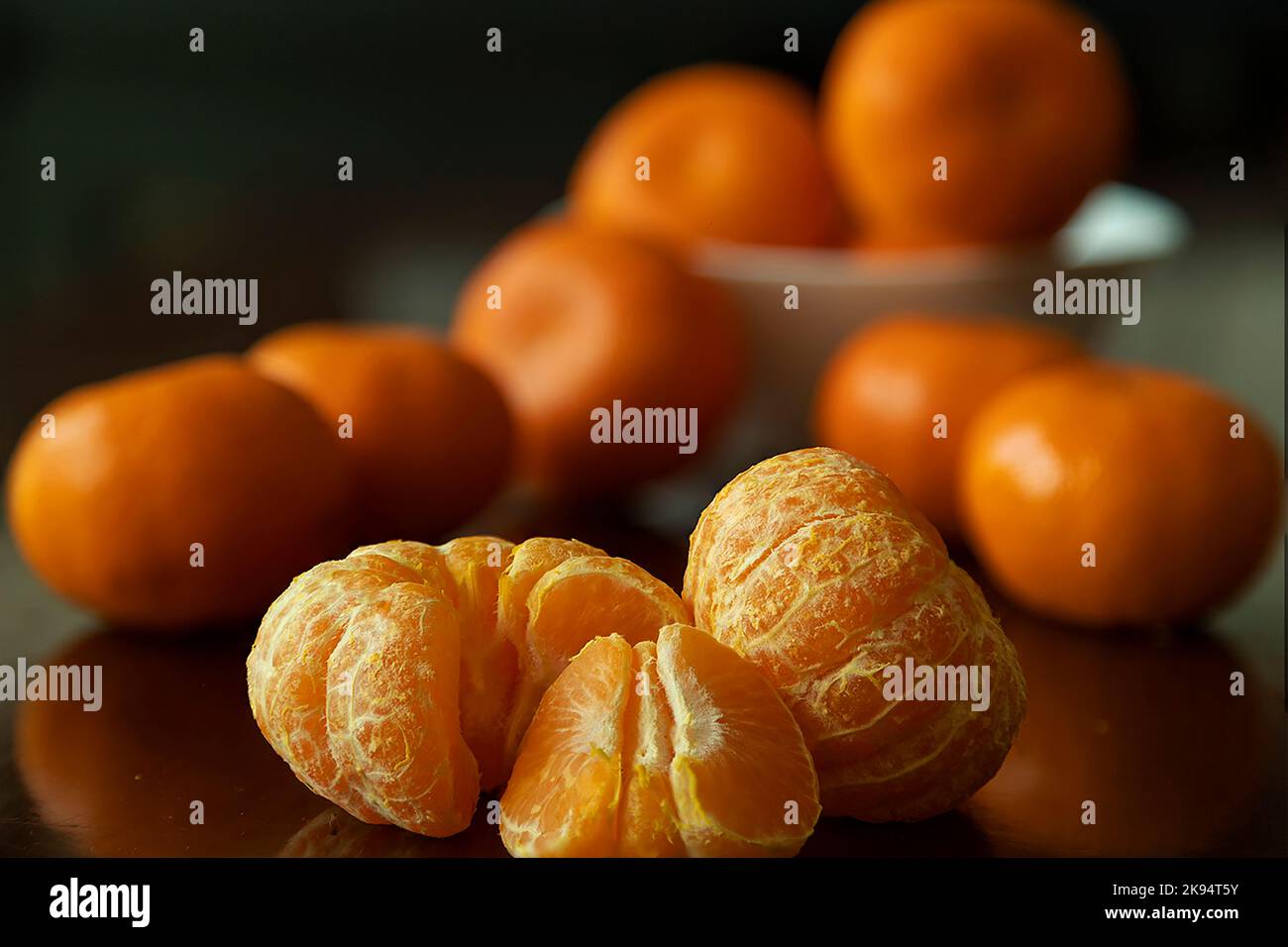 Fette di frutta d'arancia su un tavolo marrone Foto Stock