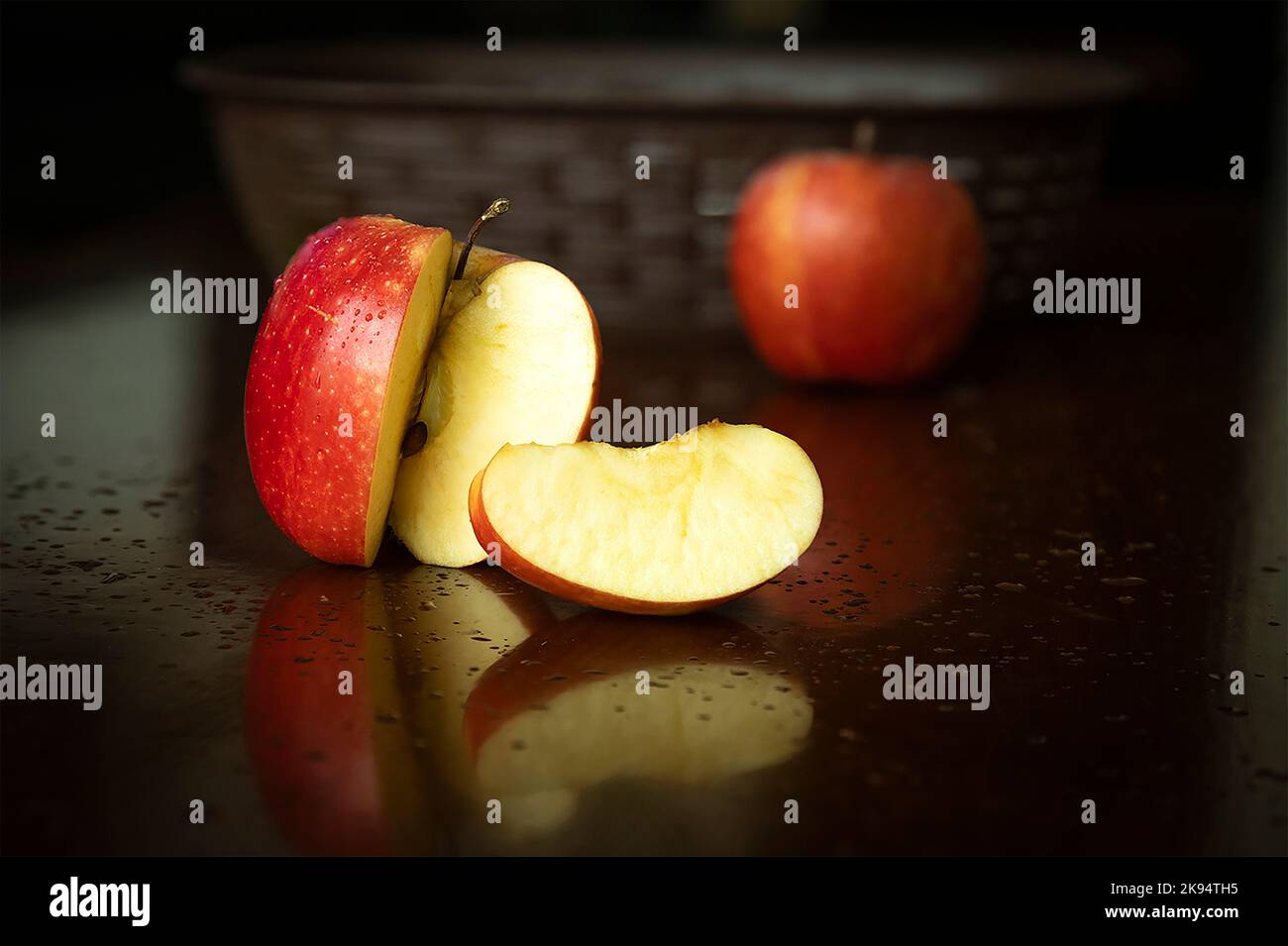 Tagliare la mela di pace su un tavolo marrone Foto Stock
