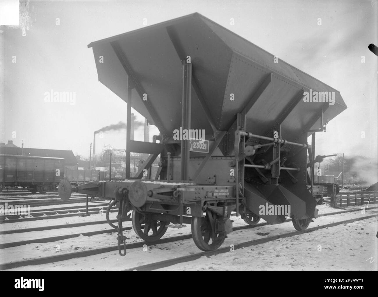 Le Ferrovie di Stato, SJ auto-allentamento vagoni di carbone Q7 23021 le collisioni sono state divise, appese in cima e quindi scivolare in grondaie su entrambi i lati al di fuori delle lunghe travi dal 1911 al 1928, queste auto a carbone sono stati costruiti Foto Stock