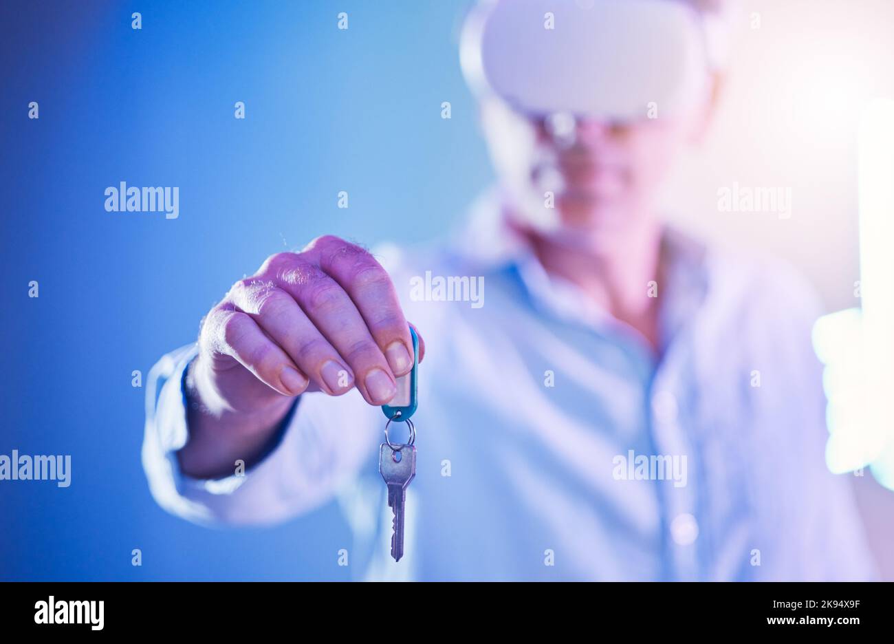 Chiavi, realtà virtuale e metaverse con una mano di un uomo che tiene una chiave per accedere a una simulazione digitale. VR, sicurezza informatica e stato reale con un maschio Foto Stock