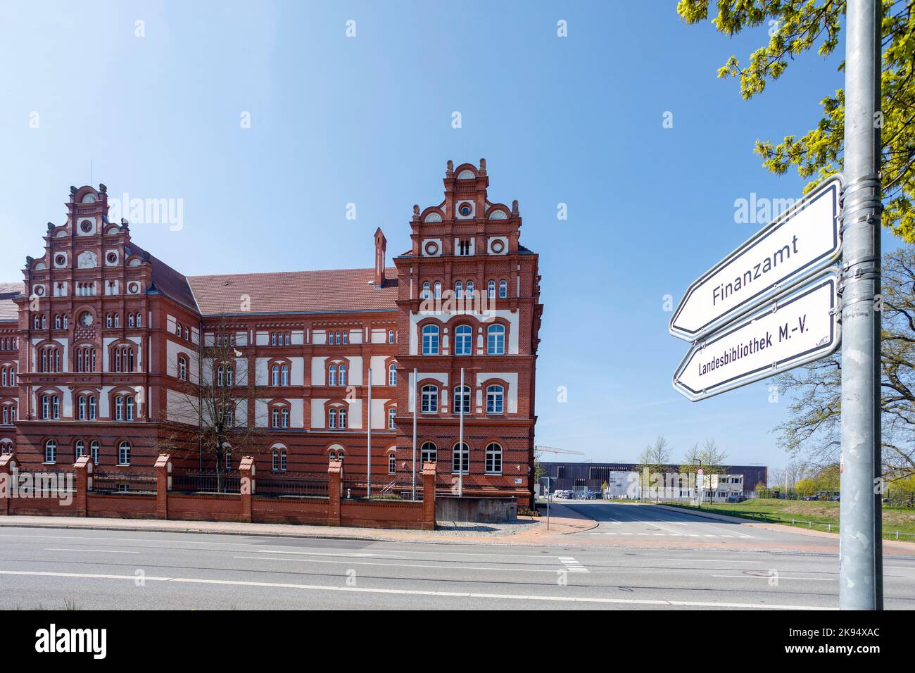Ex nuova caserma dell'artiglieria, accesso alla biblioteca statale e all'ufficio fiscale di Schwerin Foto Stock