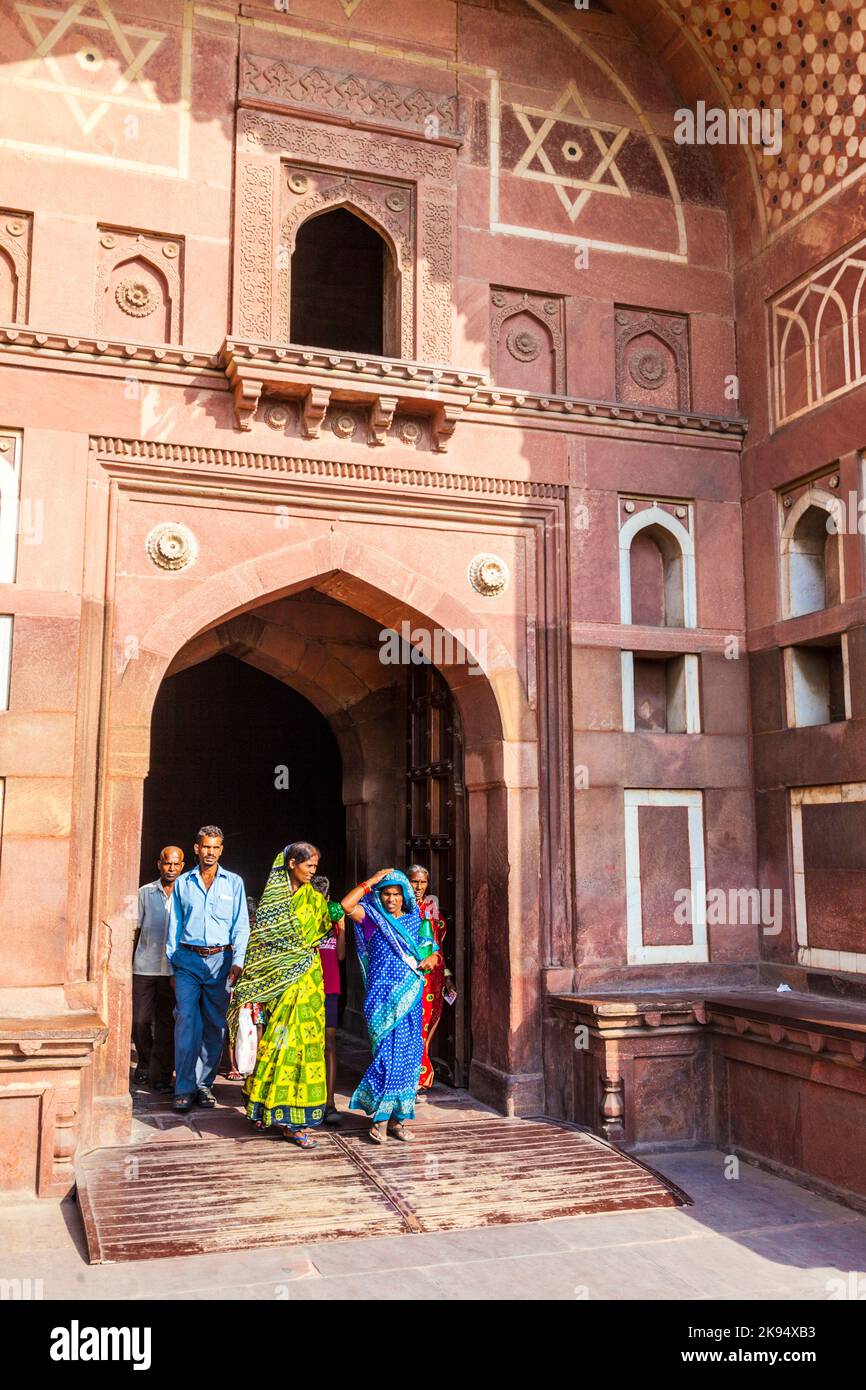 AGRA, INDIA - Oct 17: La gente locale visita Red Fort il 17 luglio 2012 ad Agra, India. Costruito da diversi imperatori Mughal dal XV al XVI secolo, Forte rosso Foto Stock