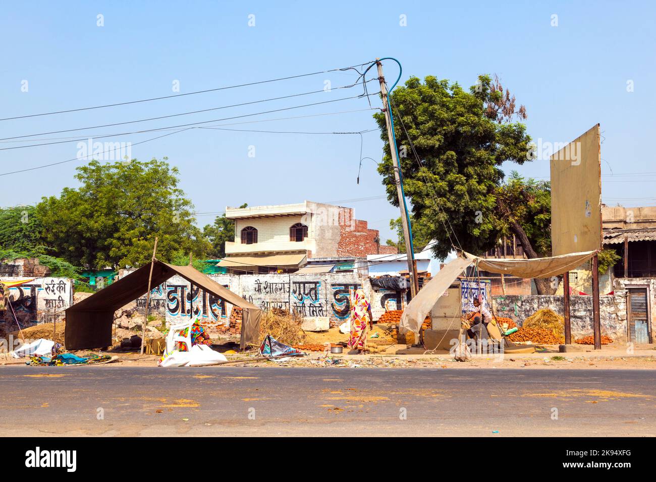 AGRA, INDIA - 18 OTTOBRE: La vita della gente sulla strada il 18 ottobre 2012 ad Agra, India. Si stima che più di 400.000 persone vivono al stre Foto Stock