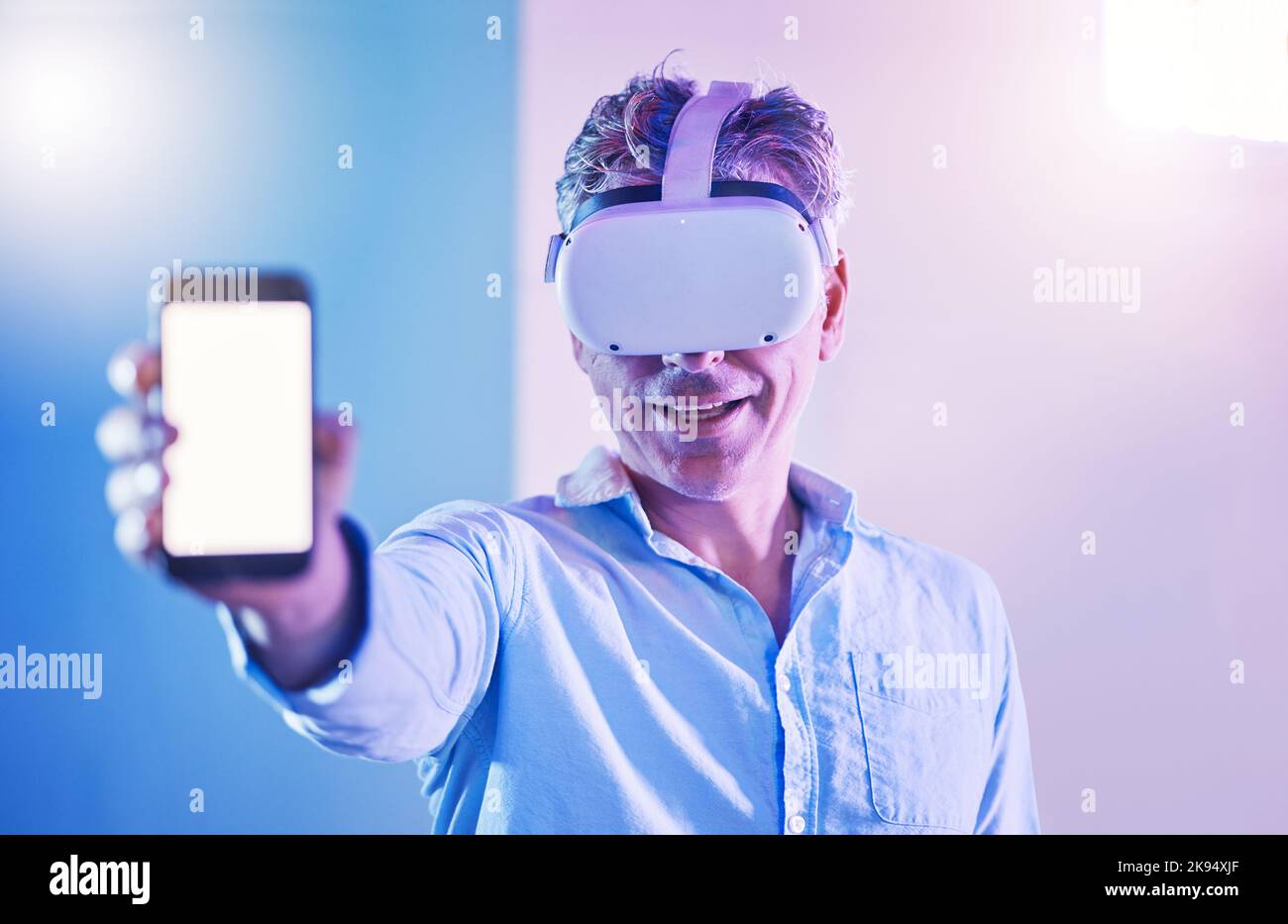 Uomo anziano con realtà virtuale, app di social media sullo schermo dello smartphone mockup e UX metaverse. Tecnologia di comunicazione pubblicitaria, tenuta di mano Foto Stock