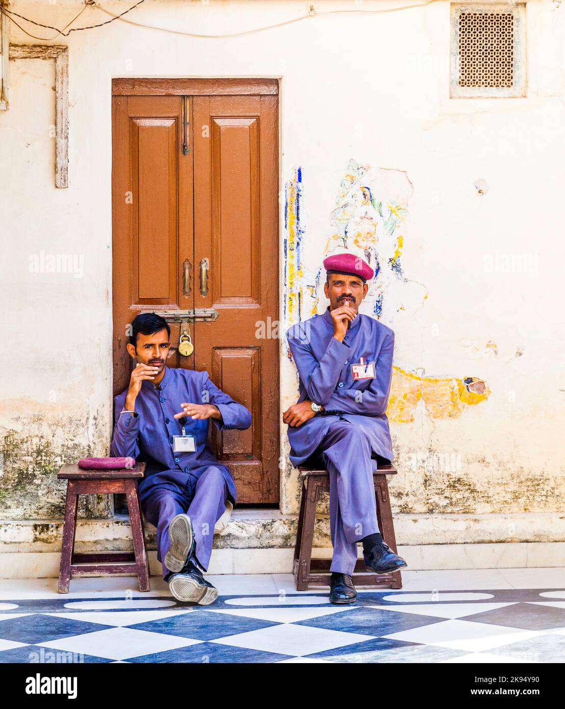 UDAIPUR, INDIA - 21 ottobre: Controllo di sicurezza presso il palazzo di Udaipur hanno un riposo il 21 ottobre 2012 a Udaipur, India. Ogni Palazzo nel Rajasthan è pr Foto Stock