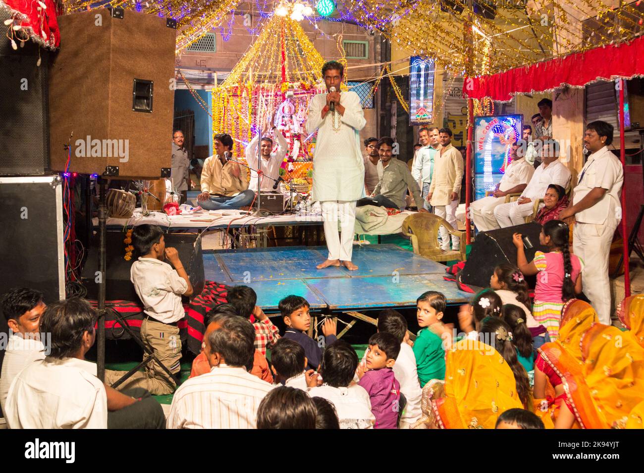 JODHPUR, INDIA - 23 OTTOBRE: Locale notte di strada festical poco prima del grande Manwar il 23,2012 ottobre a Jodhpur, India. Il gruppo popolare indiano Foto Stock