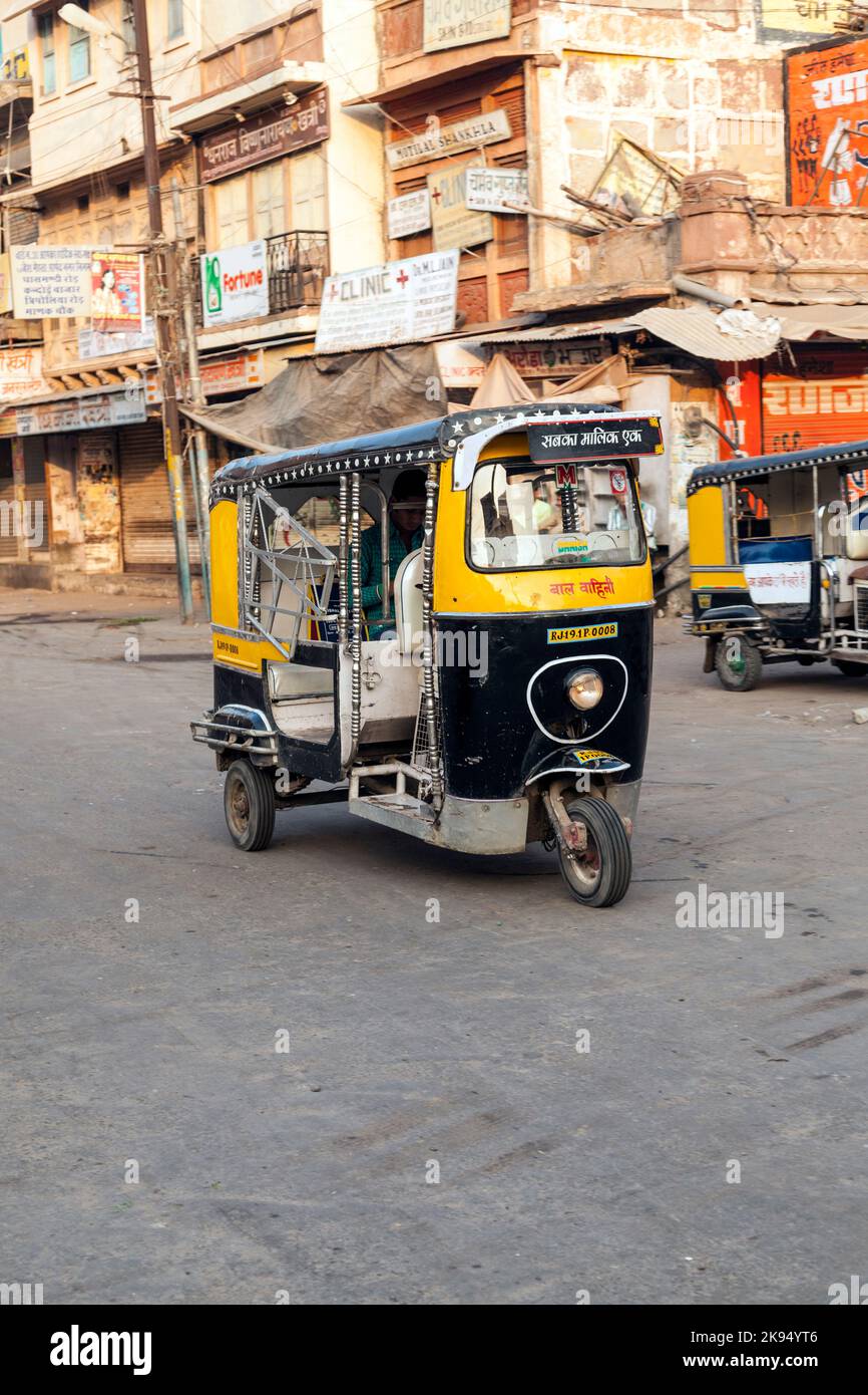 JODHPUR, INDIA - Oct 23: Auto risciò tassista il 23,2012 ottobre a Jodhpur, India. Questi iconici taxi sono stati recentemente dotati di motore a gas metano Foto Stock
