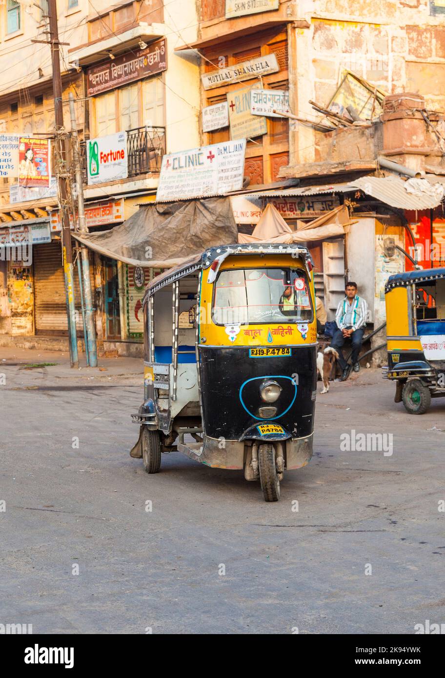 JODHPUR, INDIA - Oct 23: Auto risciò tassista il 23,2012 ottobre a Jodhpur, India. Questi iconici taxi sono stati recentemente dotati di motore a gas metano Foto Stock