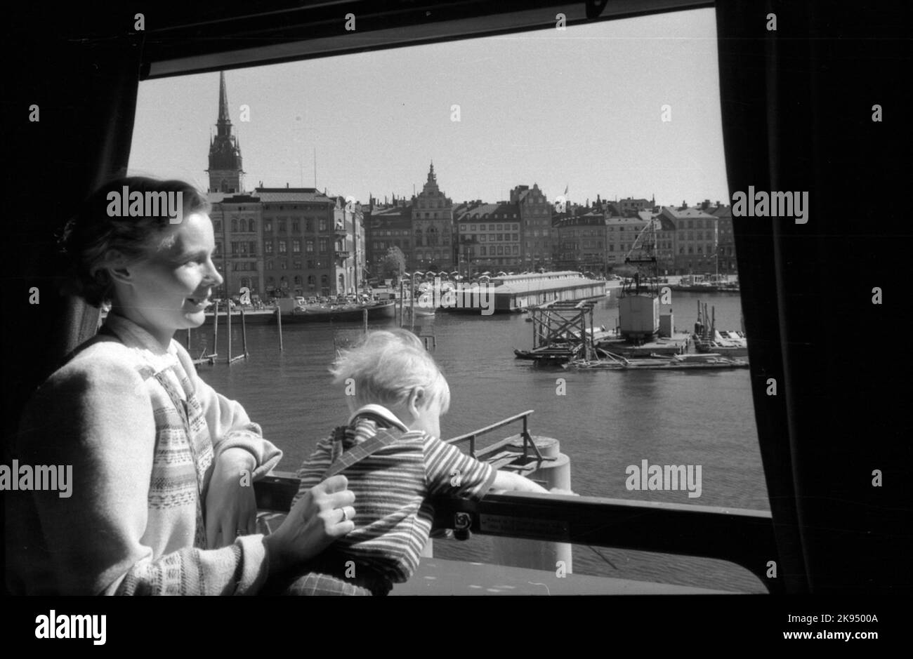 Stoccolma, vista da un treno in viaggio. Il ponte ferroviario sul percorso tra Riddarholmen e Mälarstrand. Foto Stock