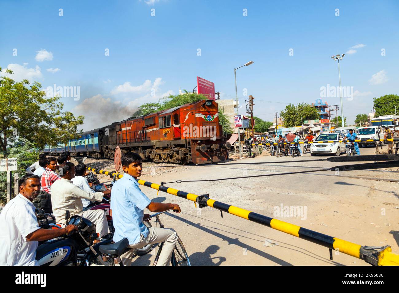 JAIPUR, INDIA - 23 OTTOBRE: Treno ferroviario indiano passa una traversata ferroviaria il 23 ottobre 2012 a Jaipur, India. Indian Railways è una delle ferrovie del mondo Foto Stock