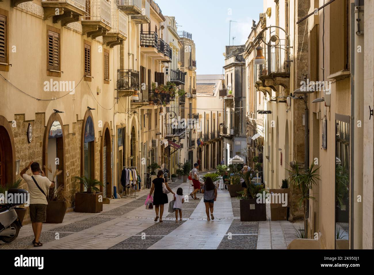 Italia, Sicilia, Sciacca. Via Giuseppe Garibaldi nel centro storico. Foto Stock