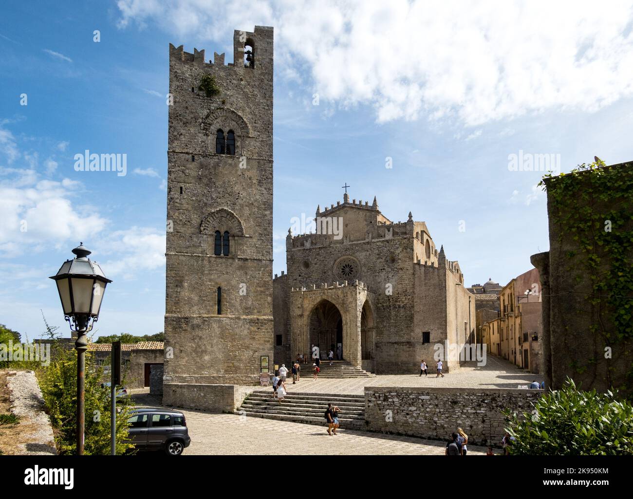 Italia, Sicilia, Erice. La Torre di re Federico e la Chiesa Madre. Una delle tante chiese di questa città collinare a 800 metri. Foto Stock