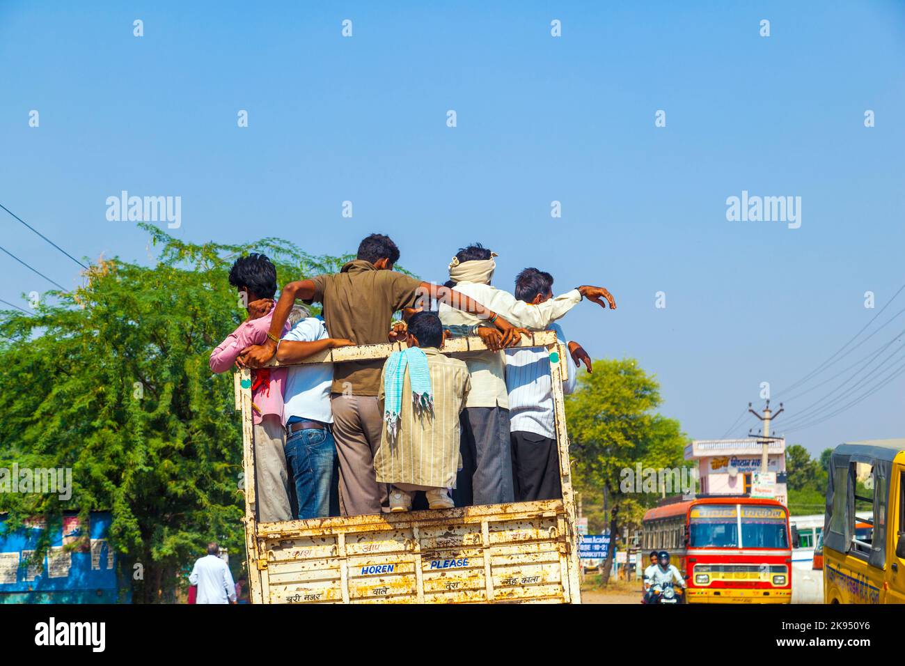 Daola, India - 25 ottobre 2012: Persone sulla strada 71 in camion sovraccarico a Daoloa, India. Il sovraccarico è il motivo più pericoloso per incidenti automobilistici. Foto Stock