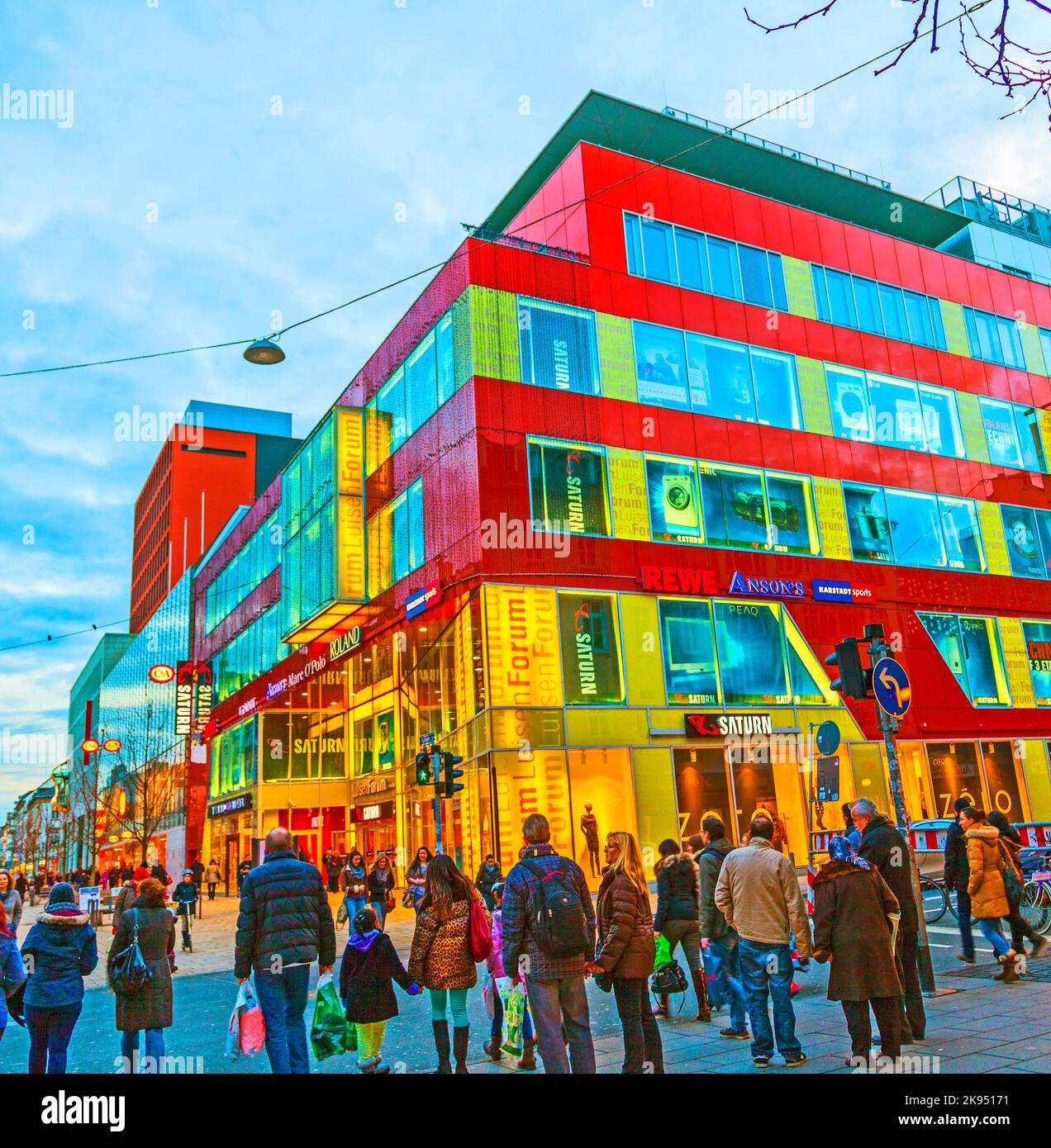 Wiesbaden, Germania - 12 gennaio 2013: Negozio di persone nella principale zona pedonale di Wiesbaden, Germania. Questa zona commerciale è un'area pedonale con un Foto Stock