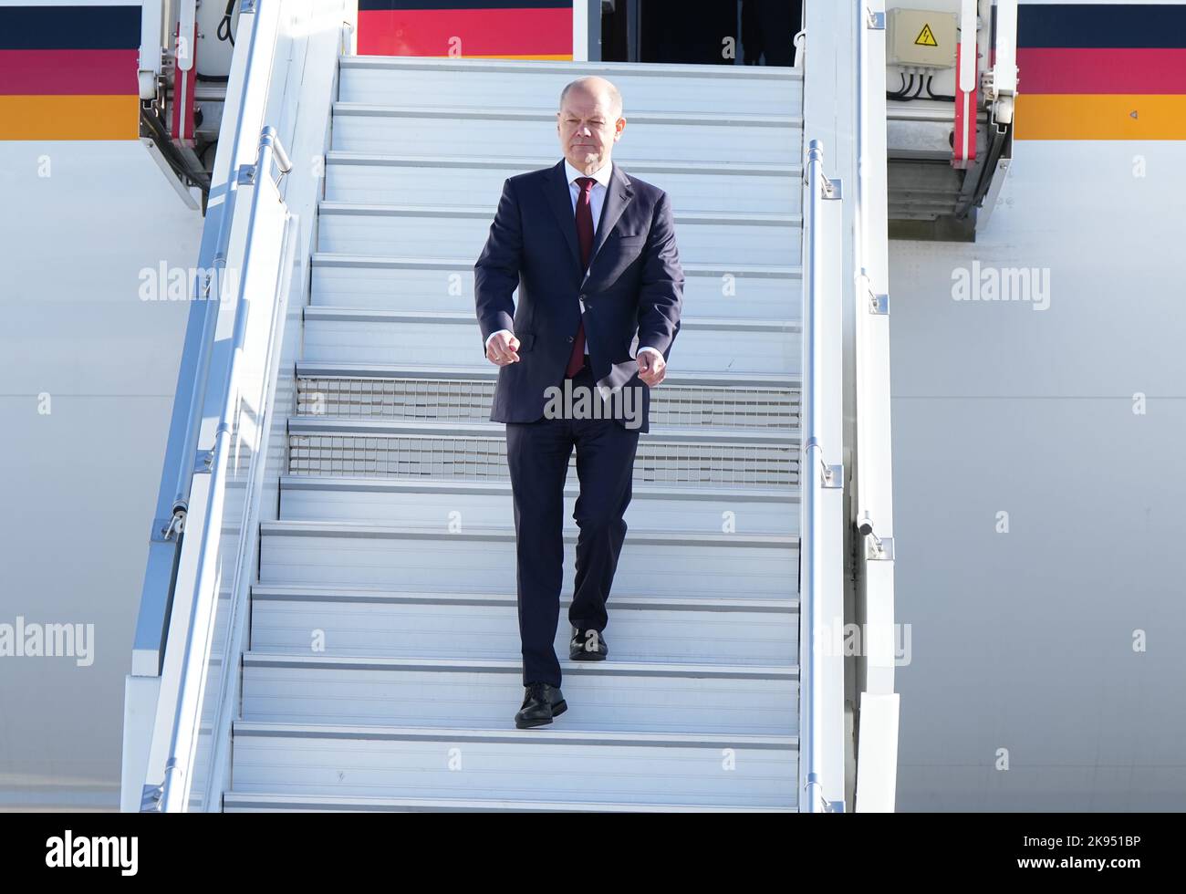 Parigi, Francia. 26th Ott 2022. Il cancelliere tedesco OLAF Scholz (SPD) arriva all'aeroporto di Orly per una visita con il presidente francese Macron. Credit: Soeren Stache/dpa/Alamy Live News Foto Stock